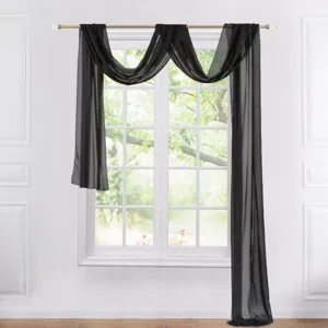 Elegante sciarpa per finestra in chiffon nero drappeggiata su un bastone moderno.
