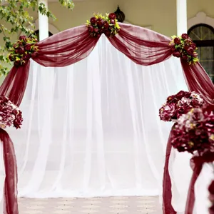 Elegante set di tessuti per arco nuziale in chiffon bordeaux e tende bianche per feste.