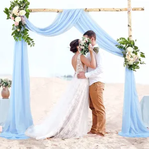 Tenda drappeggiata per arco nuziale in chiffon per sfondo cerimonia sulla spiaggia e festa.