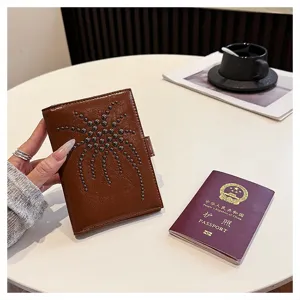 Brauner Leder-Passhalter mit metallischen Nieten für Reisedokumente und wichtige Tickets.