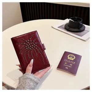 Damen Leder Passhülle mit goldenen Nieten, weinroter Reiseetui Dokumentenorganizer.