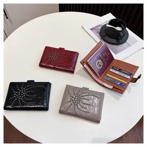 Elegantes Leder-Passetui mit metallischem Nieten-Sternburst-Design, Mehrkarten-Geldbörse.