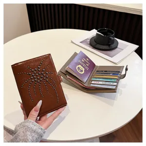 Hochwertige Leder Reisepasshülle für Damen mit Kartenfächern und stylischem Nieten Reisedesign.