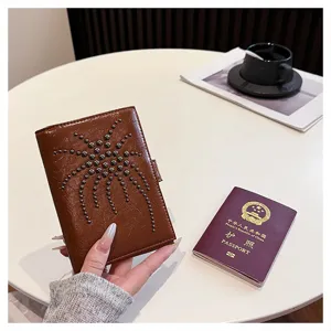 Leder Reisepasshülle mit Nietenmuster, Dokumenten Organizer Etui für die Reise neu.