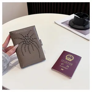 Leder Passhülle für Damen mit Nieten, multifunktionaler Reisedokumente Organizer Etui neu.