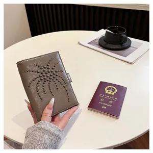 Damen Leder Reisepass Hülle Organizer Geldbeutel mit Nieten Reise Dokumenten Tasche