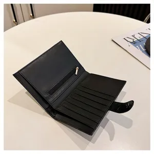 Nahaufnahme des inneren schwarzen Leder-Passetuis mit Kartenfächern und Reißverschlussfach.