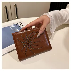Braune glänzende Leder Reisepasshülle mit Metallnieten Dekoration für Reise und Karten