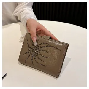 Nahaufnahme des stilvollen Leder-Reisepass-Etuis mit Nietendekor im Sternenmuster.