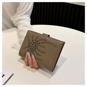 Damen PU Leder Passhalter Geldbörse mit stilvollen Nieten Design Kartenetui Organizer