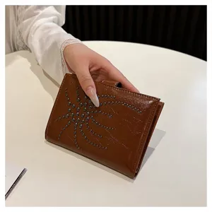 Braune Leder Reisepasshülle Detailansicht mit stilvollem Nieten Sternenmuster Design.