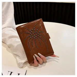 Brauner Leder Passhalter mit stylischen Nieten, multifunktionaler Reise Dokumentenorganizer.