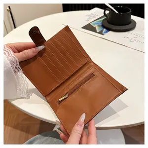 Nahaufnahme des braunen Leder Reisepass Etuis mit zahlreichen Kartenfächern und Reißverschluss.