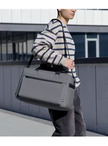 Grande borsa da viaggio minimalista da uomo, ideale per viaggi di lavoro e fitness.