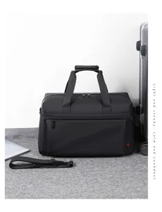 Vista dettagliata della borsa da viaggio nera minimalista con manici e tracolla solida.