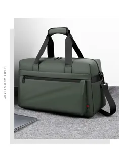 Primo piano dettagliato della grande borsa da viaggio verde scuro con manici resistenti.