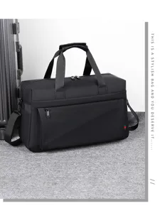 Dettaglio borsa da viaggio nera con tasca frontale con zip e dettaglio a strisce.