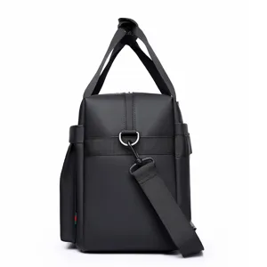 Grande borsa da viaggio minimalista da uomo, resistente e capiente borsone sportivo nero.