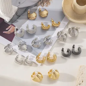 Vente en gros boucles d'oreilles créoles C en métal, ensemble bijoux tendance argenté et doré femme.