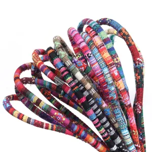 Cordino intrecciato bohémien colorato dettaglio, perfetto per bracciali fai da te e accessori.