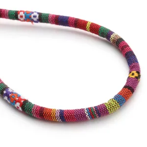 Dettaglio corda in cotone intrecciato bohémien colorato per bracciali e accessori fai da te.