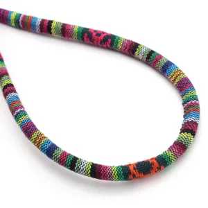Dettaglio corda intrecciata colorata, corda di cotone boho a righe per accessori fai da te.