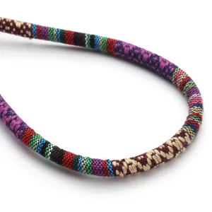 Dettaglio corda intrecciata colorata bohémien, corda di cotone multicolore per borsa fai da te.