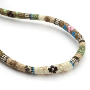 Dettaglio corda in cotone intrecciato colorato stile bohémien per braccialetti DIY e borse.
