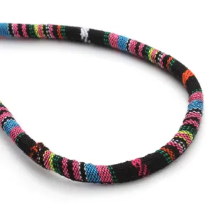 Dettaglio corda in cotone intrecciato bohémien colorato per bracciali artigianali e fai da te.