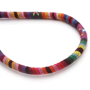 Cordino in cotone intrecciato bohémien colorato per bracciali fatti a mano e accessori.