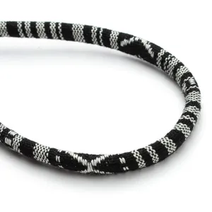 Dettaglio corda intrecciata boho in bianco e nero per bracciali DIY e accessori moda.
