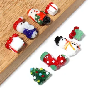 Perles de verre de Noël en détail, charms bonhomme de neige père Noël pour bijoux DIY.