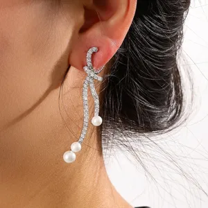 Elegante strik parel lange oorbellen close-up detail opname modieus sieraden accessoire