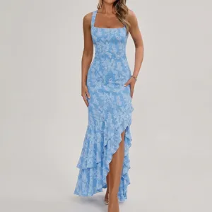 Abito lungo floreale azzurro senza maniche con spacco laterale alto sulla modella.