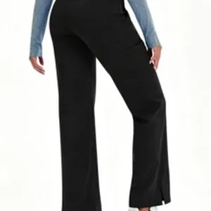 Detailweergave van een zwarte broek met hoge taille en een stijlvolle zijsplit in de zoom