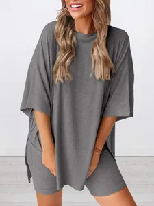 Zomerse grijze loungewear set voor dames, oversized t-shirt en korte broek