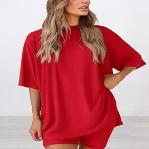 Modieuze oversized rode loungewear set voor dames met los t-shirt en korte broek
