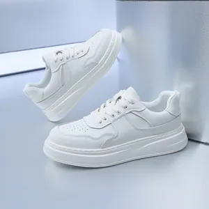Stijlvolle minimalistische witte herensneakers met dikke zool en ademende details.