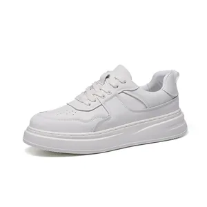 Stijlvolle witte leren herensneakers met een dikke zool en een ademend ontwerp.