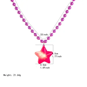 Detailansicht der rosa Stern-Halskette mit Maßangaben und Gewicht in englischer Sprache