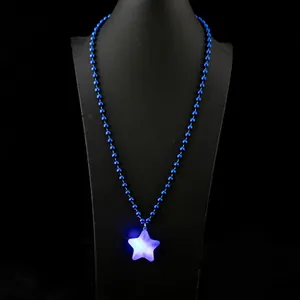 Handgefertigte blaue Perlenkette mit einem leuchtenden LED-Sternanhänger für Partys.