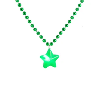 Levendige groene kralenketting met een glanzende sterrenhanger voor feestelijke dagen.