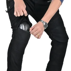 Vista detallada de la inserción de la rodillera de panal en los pantalones de moto negros.