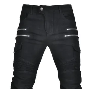 Detalle de vaqueros negros de moto con bolsillos con cremallera y paneles plisados