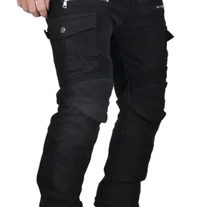 Detalle de pantalones de moto negros con rodilleras reforzadas y bolsillos cargo.