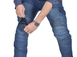Detalle de vaqueros para moto con protectores de rodilla de panal pro