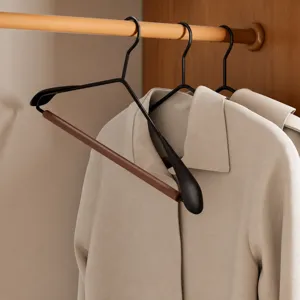 Grucce in legno ergonomiche antiscivolo con spalle larghe per un guardaroba senza pieghe.