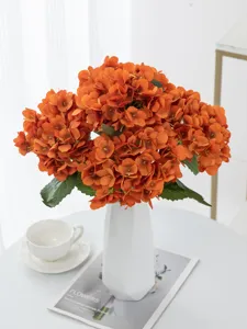 Kunstmatige oranje hortensiaboeket in witte vaas, perfect voor huis- en bruiloftsdecoratie.