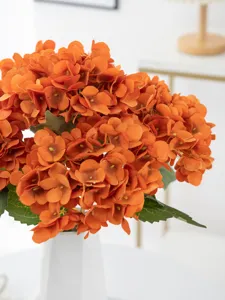 Kunstmatige oranje hortensia bloemenboeket detailweergave voor huis en huwelijksdecoratie.