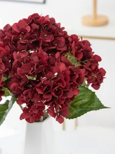 Donkerrode kunstmatige hortensia bloemboeket met groene bladeren voor huis bruiloft decor.